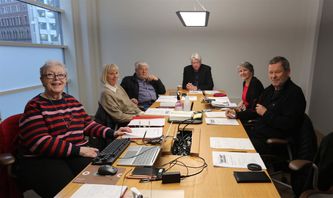 Fra venstre rundt bordet: Marit Aschehoug, Liv Taasen, Tore Sjølie,Svein Ola Hope, Marit Bødtker, Jan Øyvind Helgesen. Foto: Harry Cleven.